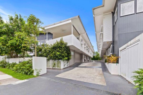 Stylish 3BD Townhouse Camp Hill, Sleeps 8, Wifi, Parking